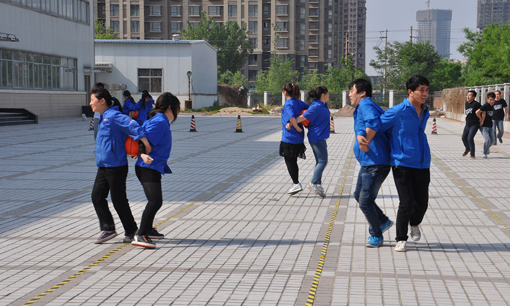 彰顯團(tuán)隊(duì)實(shí)力-樂享運(yùn)動趣味——2015年第二屆趣味運(yùn)動會